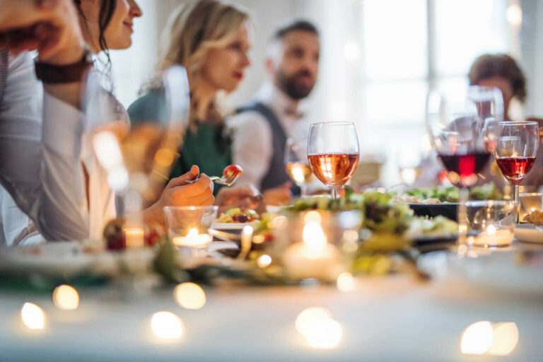 selskab spiser middag og drikker vin