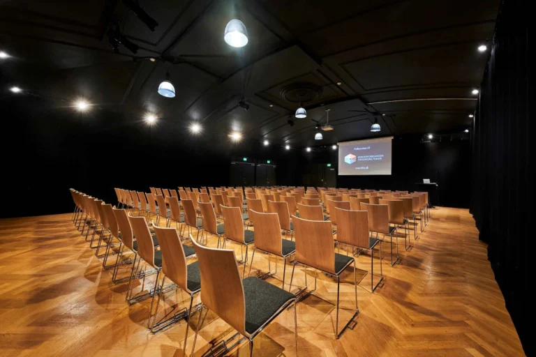 stoleopstilling til konference i black box