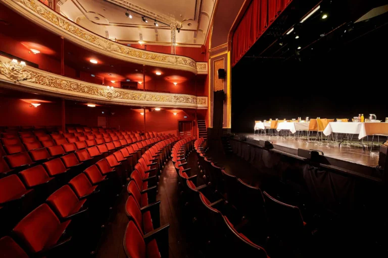 teatersalen med stole og borde på scenen