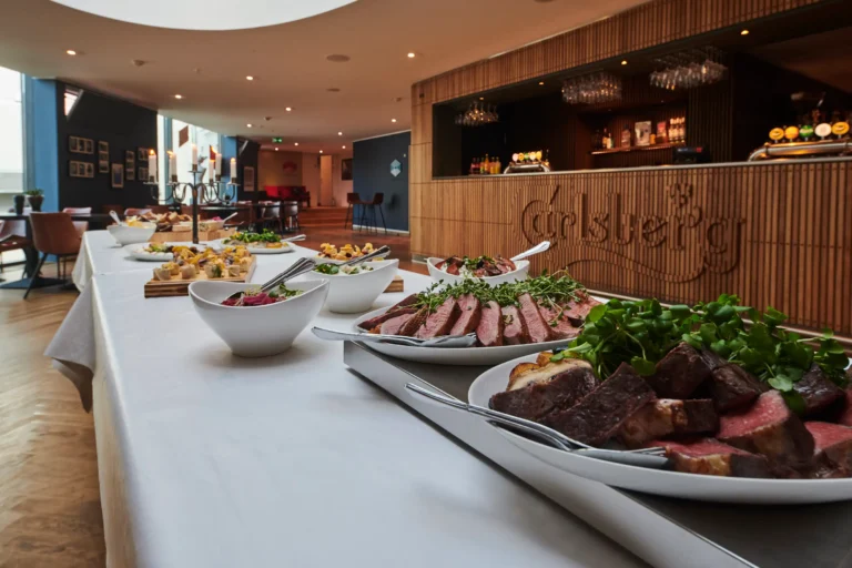 buffet bord foran baren